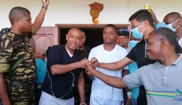 На Мадагаскаре министр выжил после крушения вертолета и 12 часов плыл к берегу