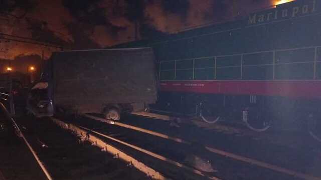 Под Мариуполем автомобиль врезался в тепловоз