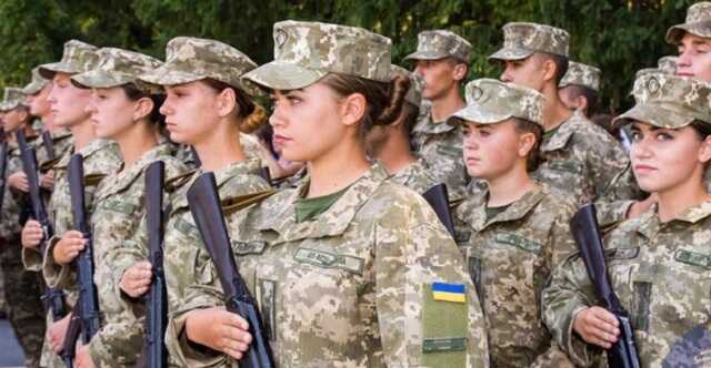 Военнообязанных украинок заставят посещать военные сборы