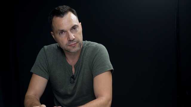 "Добились наконец-то гендерного равенства", — Арестович про воинский учет для женщин