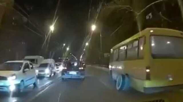 Отпало на ходу: на Нивках заметили очередную маршрутку без колеса