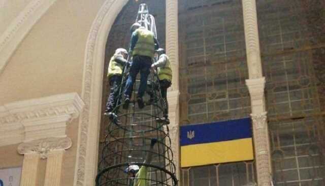 "Искала даже контрразведка": в "УЗ" нашли пропавшую елку за 5 млн гривен