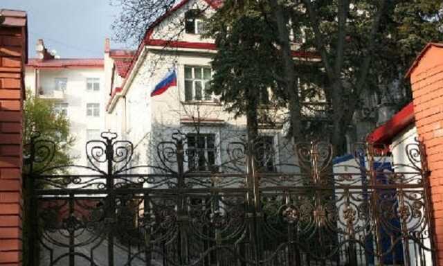 В генконсульство России во Львове бросили "коктейль Молотова"