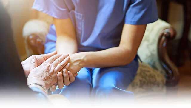 В Британии возникла нехватка сиделок из-за пандемии коронавируса