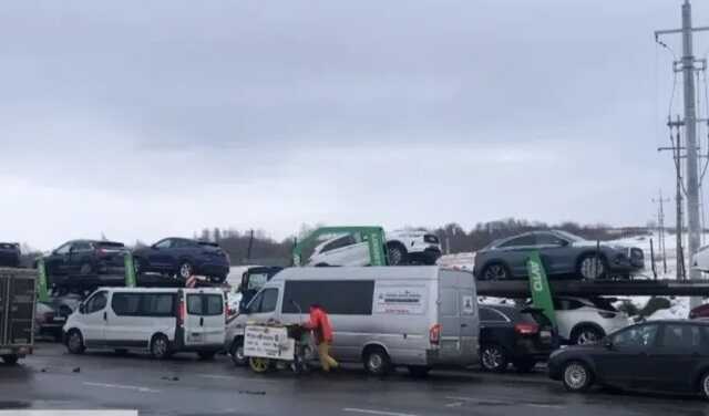 На украинско-польской границе образовался транспортный коллапс: тысячи заробитчан едут домой