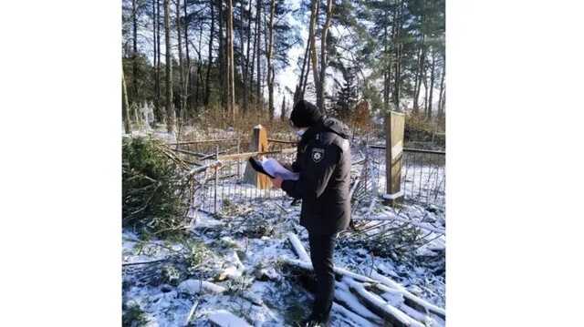 В Черниговской области ради санитарной вырубки деревьев разрушили захоронения на старом кладбище