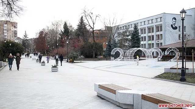 В Житомире сбили палками игрушки с главной новогодней елки города