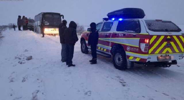 На Львовщине из сугробов вытащили два автобуса с пассажирами