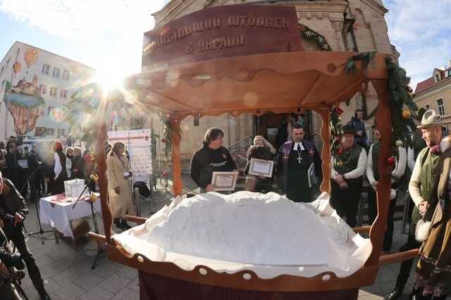 В Одессе испекли рекордный рождественский кекс