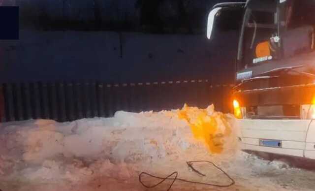 Под Львовом из-за сильных снегопадов спасателям приходится вытаскивать пассажирские автобусы из сугробов