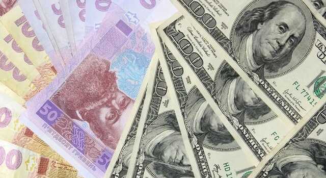 Плюс 12 миллиардов за месяц : украинцы активно несут деньги в банки