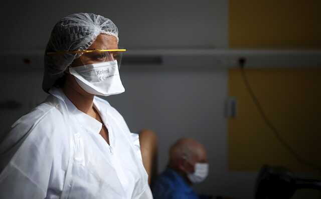 Франция третий день подряд обновляет антирекорд по заражениям коронавирусом