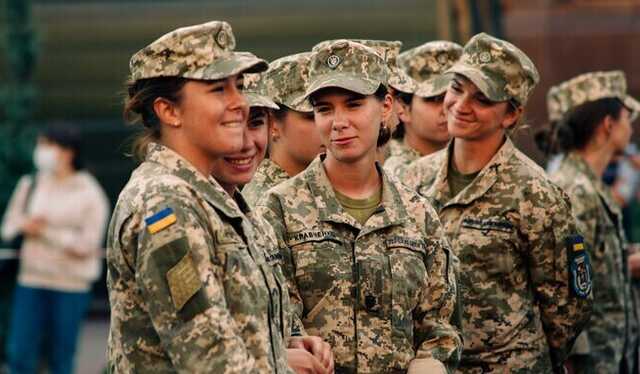 Главком ВСУ пытается успокоить женщин и обещает их не мобилизовывать