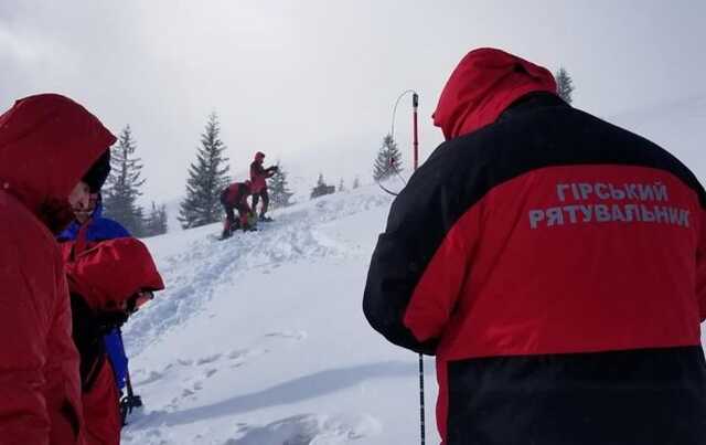 Разыскали и эвакуировали: в Карпатах спасли травмированную туристку