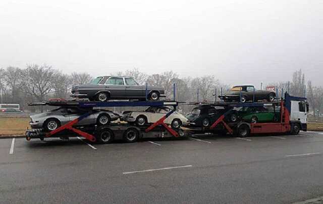 В Україні на дорозі помітили колекцію раритетних авто: коштують близько 25 млн