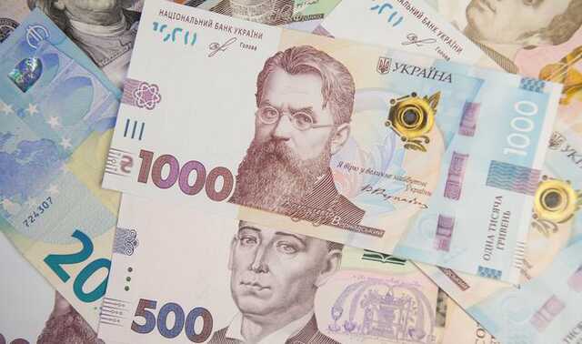 Пожилым украинцам раздадут 1000 грн на лекарства