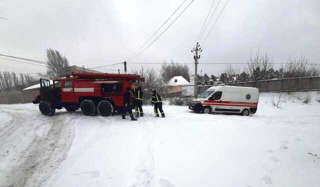 Спасатели ликвидируют последствия непогоды на дорогах Украины