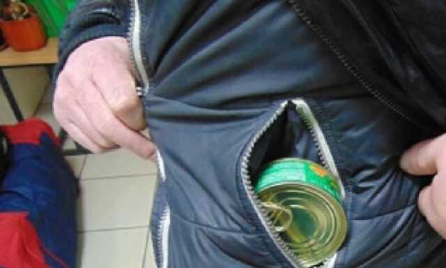 Во Львове мужчина украл три банки икры, чтобы подарить сыну на день рождения