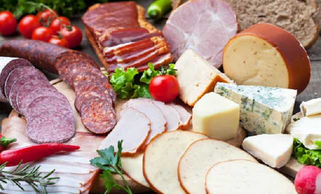 Супермаркеты перед Новым годом выставили новые цены на сыр и колбасу