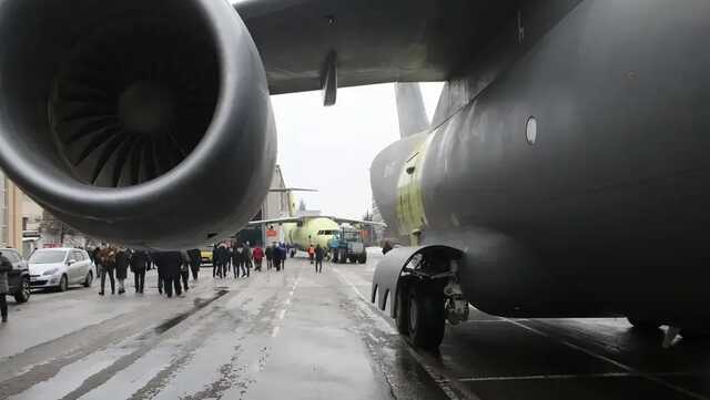 В Киеве представили первый серийный военно-транспортный самолет Ан-178-100Р