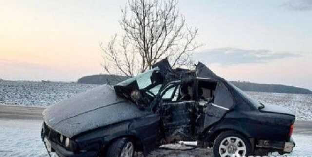 На Волыни BMW снесло в кювет: машину разорвало пополам