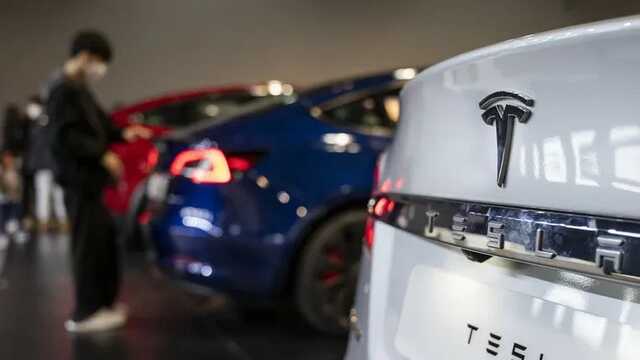 Tesla отзывает почти полмиллиона электромобилей