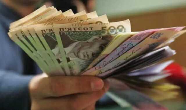 Чиновникам по всей Украине повысят зарплаты: что изменится