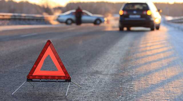 У Львові п’яний водій на літній резині влаштував аварію та перекинув авто