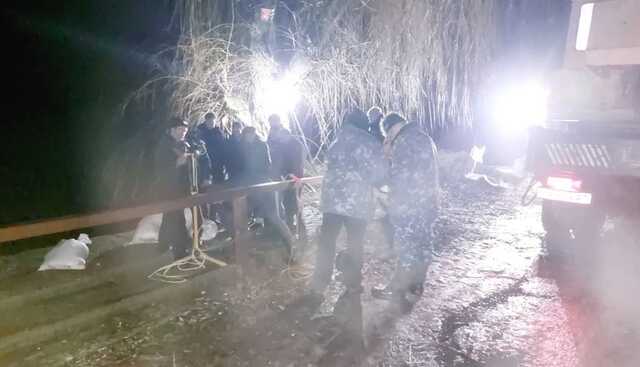 На Черкасчине прорвало шлюз плотины, хлынул поток воды