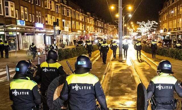 В Амстердаме вспыхнули жесткие столкновения между полицией и антиковидным митингом
