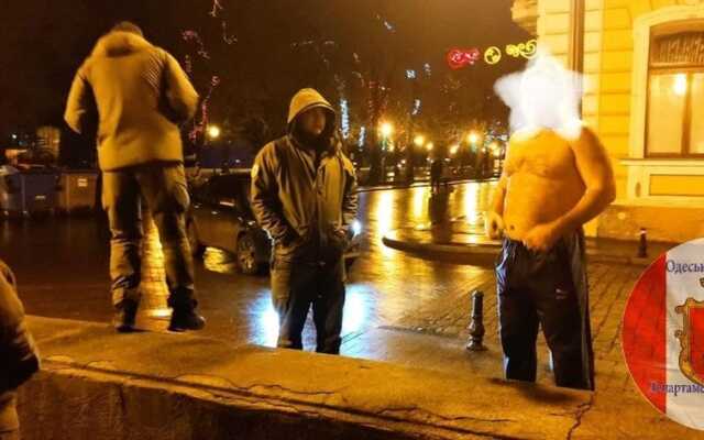 Вместо новогоднего посоха — ружье: в центре Одессы задержали полуобнаженного мужчину