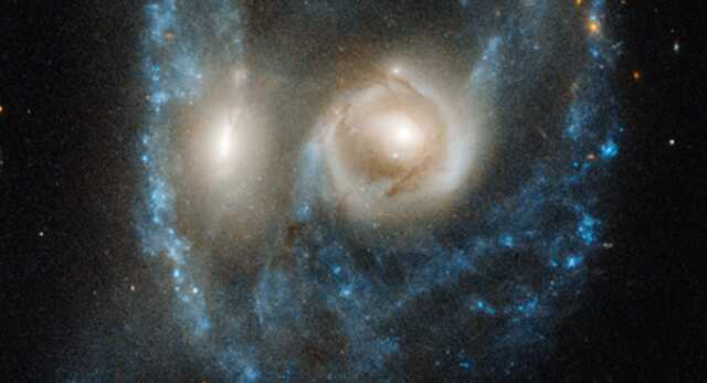 Телескоп Hubble заснял «столкновение» двух галактик