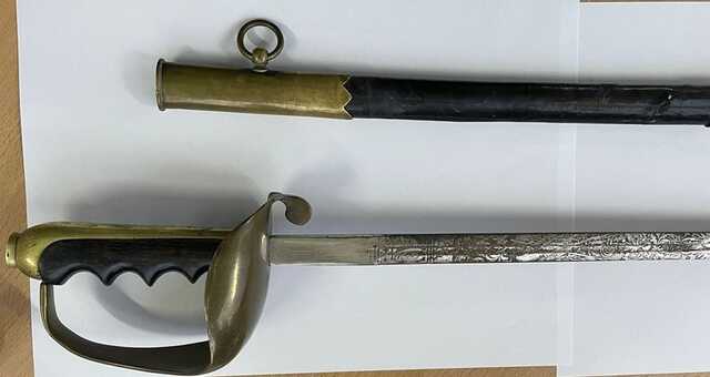 Со шпагой через границу: закарпатские таможенники изъяли у украинца старинное оружие