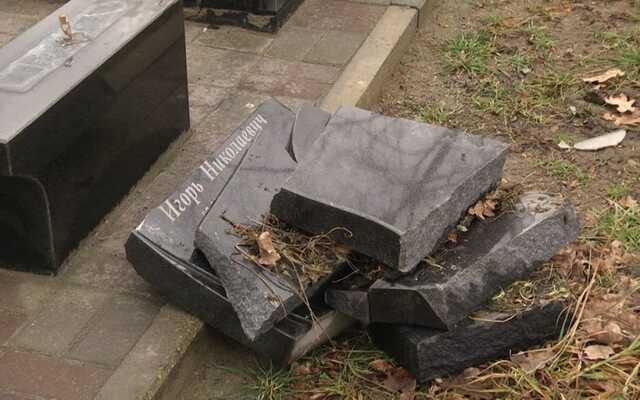 В селе под Житомиром в новогоднюю ночь неизвестные разгромили памятники на кладбище