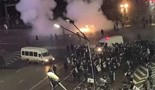 В Алматы горят полицейские автомобили