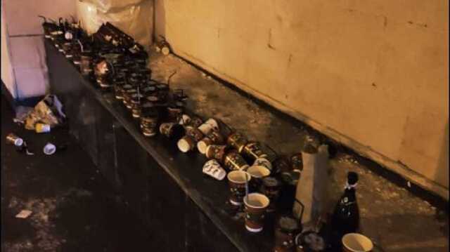 "Противно на это смотреть": главная елка "обросла" мусором после праздников в Киеве