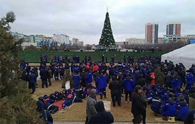 В Казахстане рабочие останавливают предприятия и идут в центр городов