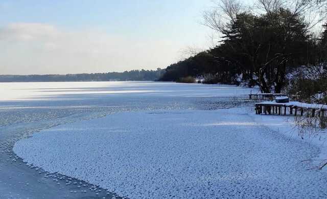 В Буче женщина гуляла с младенцем в коляске по льду после потепления