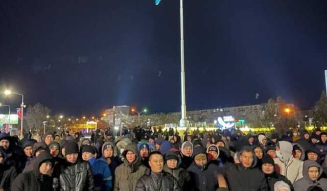 Тысячи митингующих штурмуют резиденцию президента в Алматы