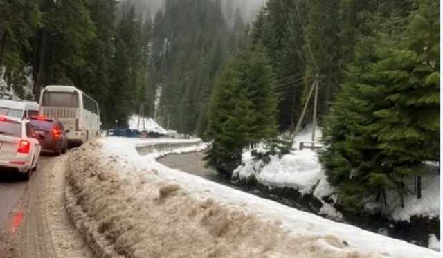 Возле Синевира образовались километровые пробки