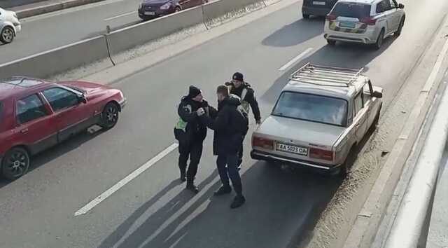 В Киеве патрульные устроили погоню за легковушкой: при задержании водитель оказал сопротивление