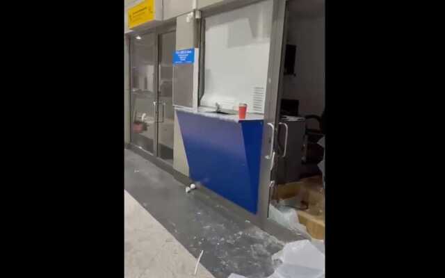 Разгромленный аэропорт в Алматы покинули протестующие