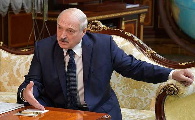 Лукашенко посоветовал жителям Казахстана стать на колени перед военными