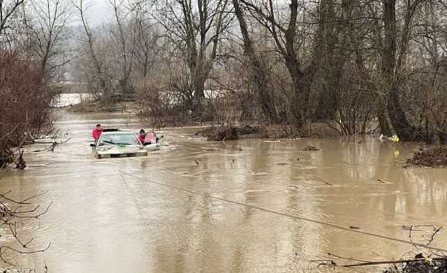 На Закарпатье припаркованный автомобиль с водителем внутри внезапно ушел под воду