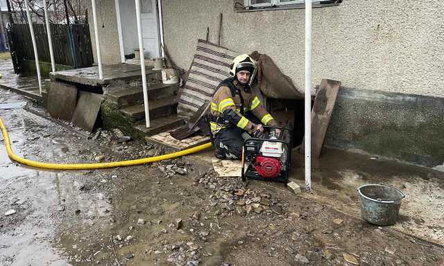 Из-за ливней река вышла из берегов: на Закарпатье затопило село