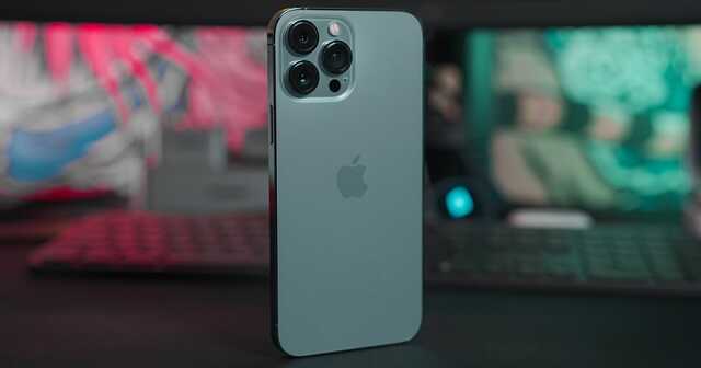 Во Львове таможенники нашли iPhone в книге о русских шпионах