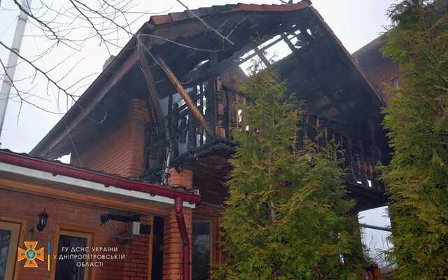 В Днепре за 40 минут сгорело двухэтажное частное здание