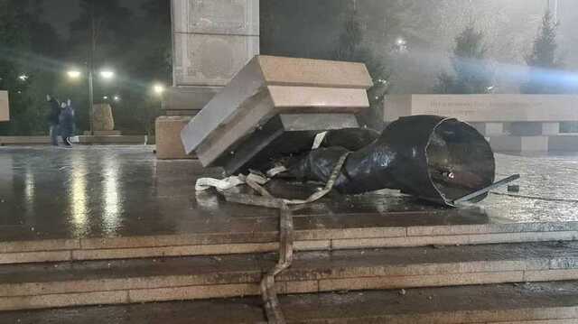 Появилось видео того, как в Казахстане снесли памятник Назарбаеву