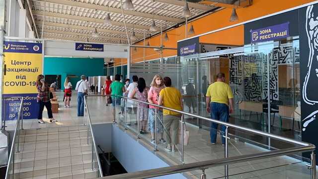 Центры и пункты вакцинации от COVID в Украине возобновили работу