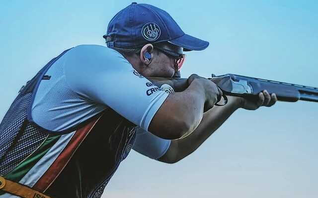 Чемпион мира по стрельбе случайно застрелил себя, наклонившись взять патрон